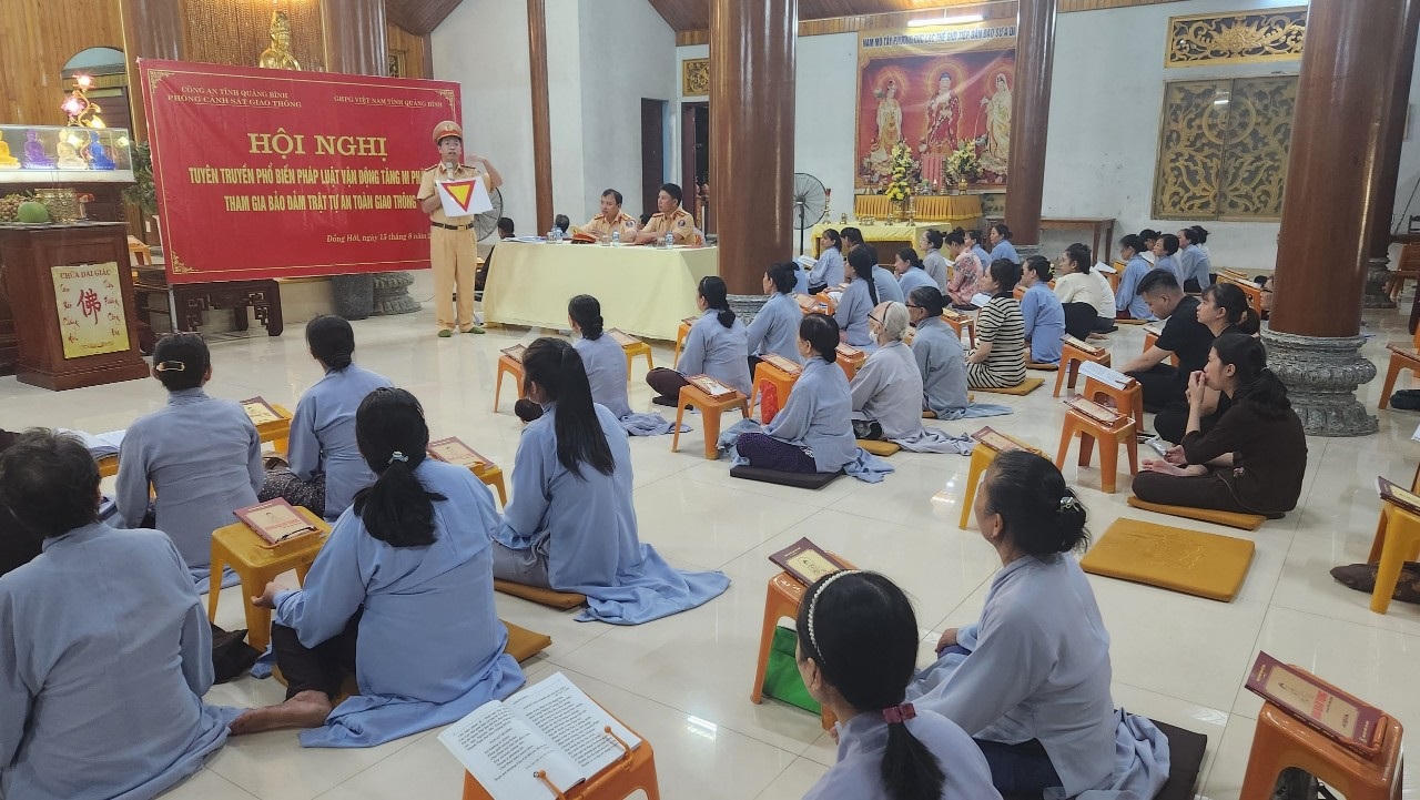 Tuyên truyền vận động tăng ni, phật tử tham gia bảo đảm trật tự an toàn giao thông