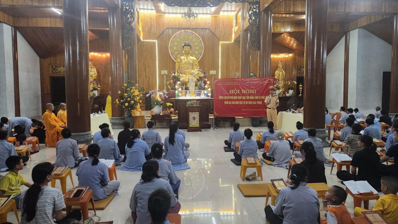 Tuyên truyền vận động tăng ni, phật tử tham gia bảo đảm trật tự an toàn giao thông