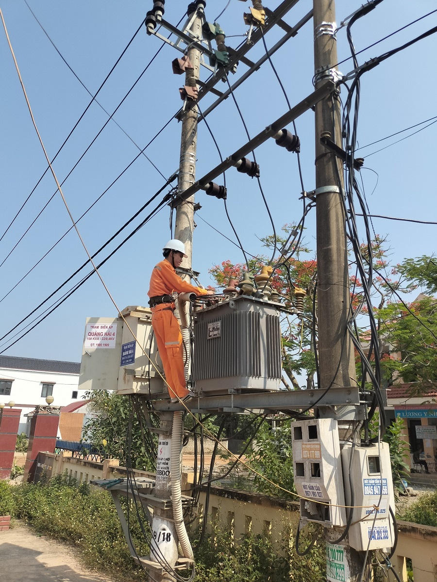 Anh thợ điện và Phó Chủ tịch xã quên mình cứu người đuối nước trên sông Gianh