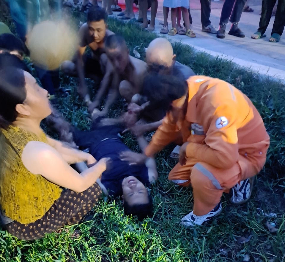 Anh thợ điện và Phó Chủ tịch xã quên mình cứu người đuối nước trên sông Gianh