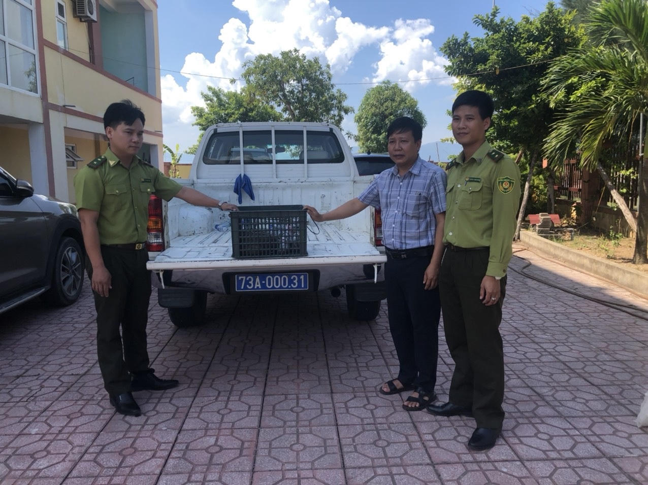 Người giao hàng nộp con tê tê Java trong Sách đỏ cho công an