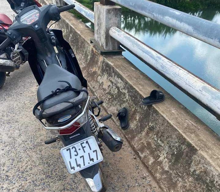 Tìm thấy thi thể cô gái nhảy cầu sông Dinh