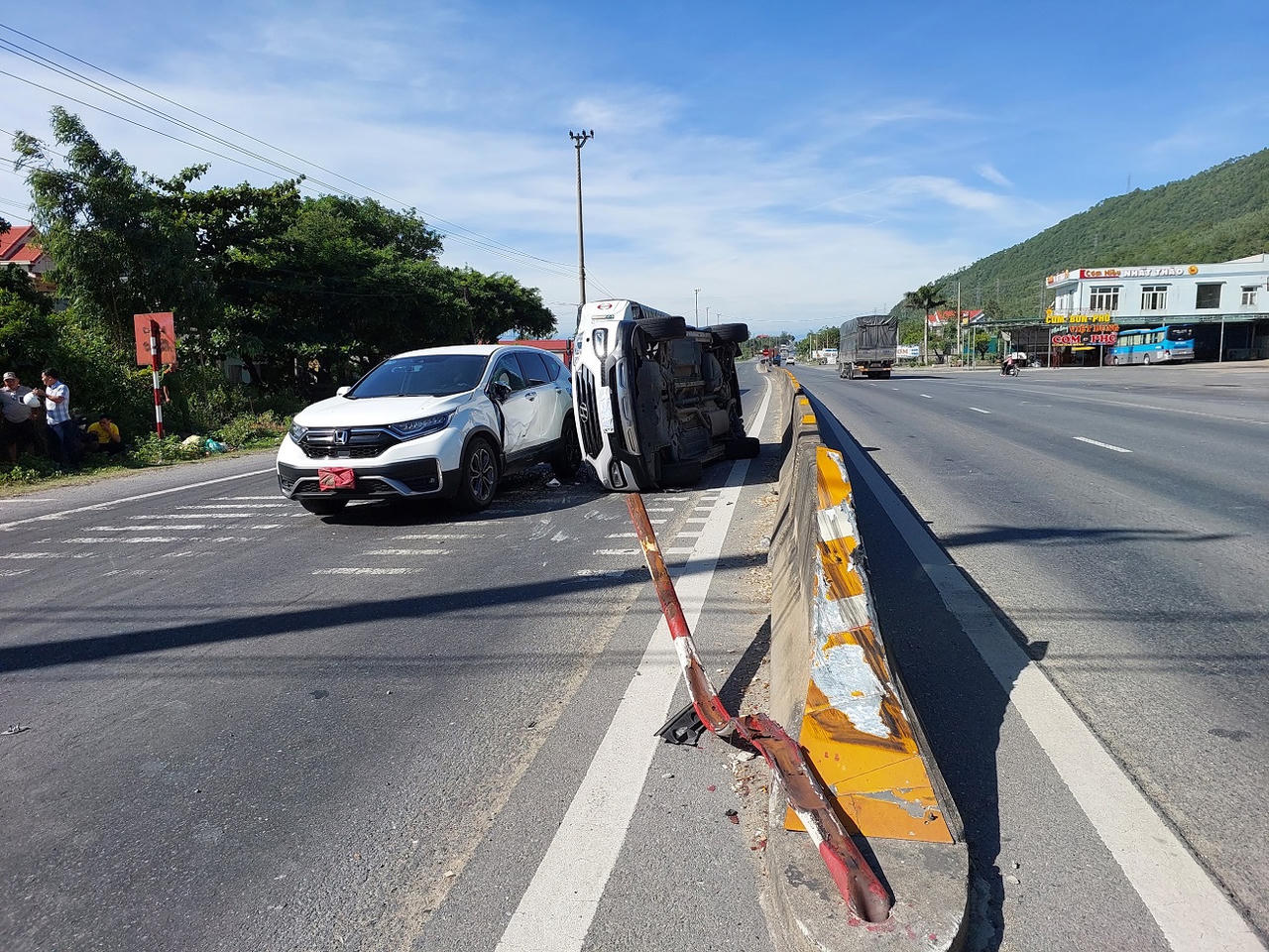 Xế hộp quay 180 độ ‘lật nghiêng’ trên quốc lộ 1A sau cú va chạm với xe đầu kéo