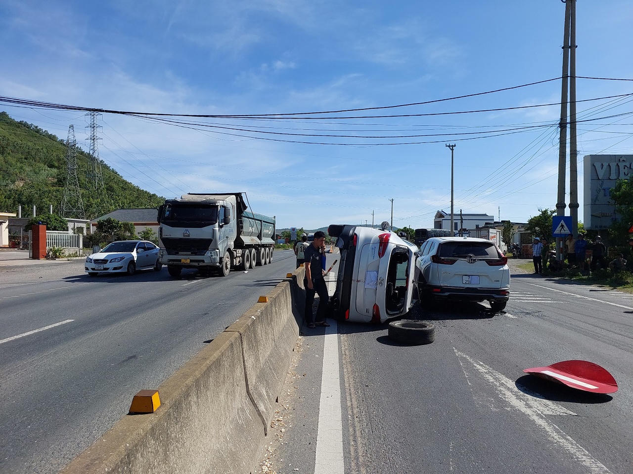 Xế hộp quay 180 độ ‘lật nghiêng’ trên quốc lộ 1A sau cú va chạm với xe đầu kéo