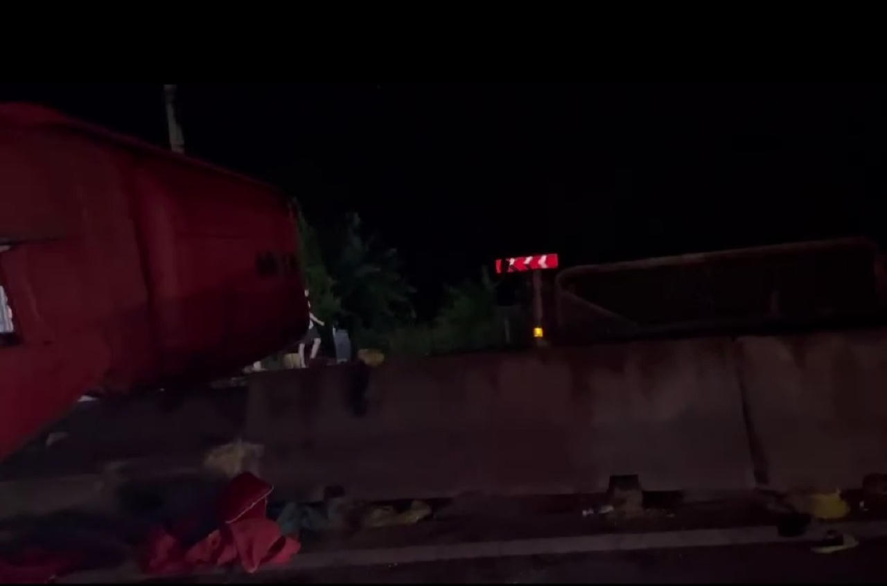 Lật ô tô khách gần trạm thu phí cũ cầu Gianh, 5 người nhập viện