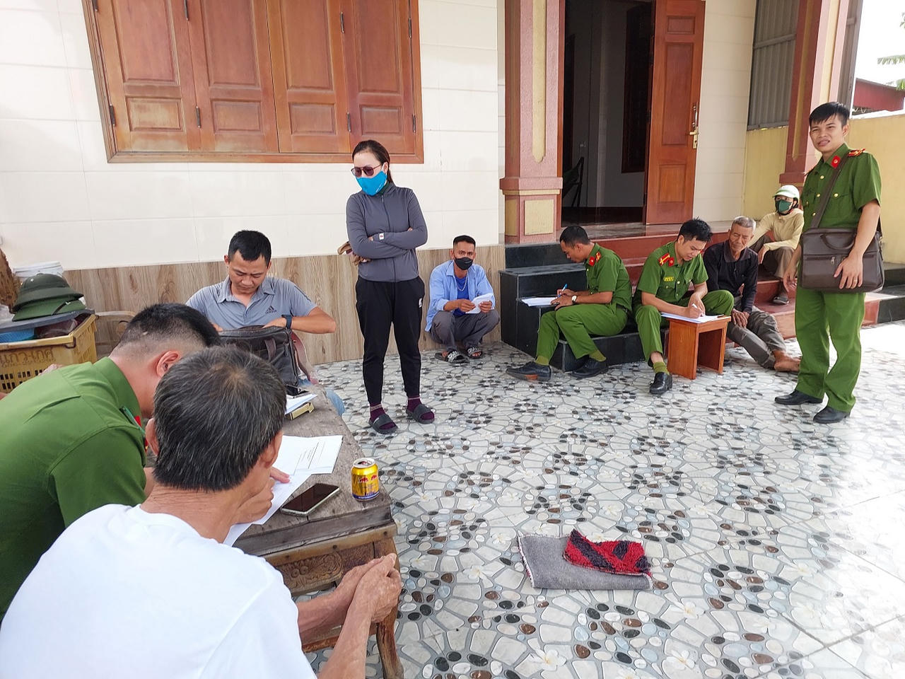 Đang neo đậu ở bờ kè, nhiều tàu cá ngư dân Quảng Bình bốc cháy trong đêm 