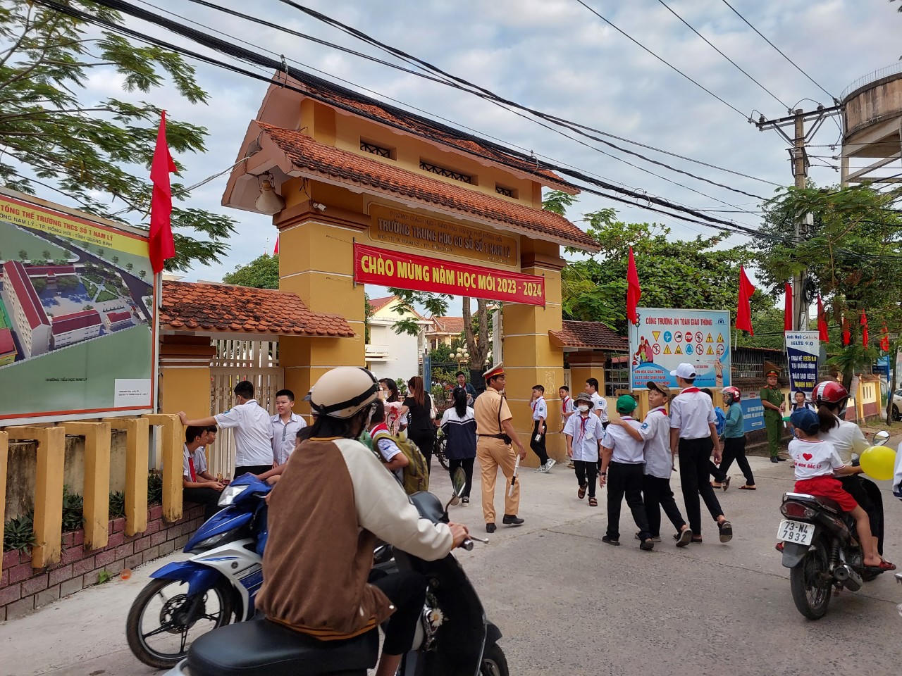 Tưng bừng khai giảng năm học mới trên mọi miền đất nước