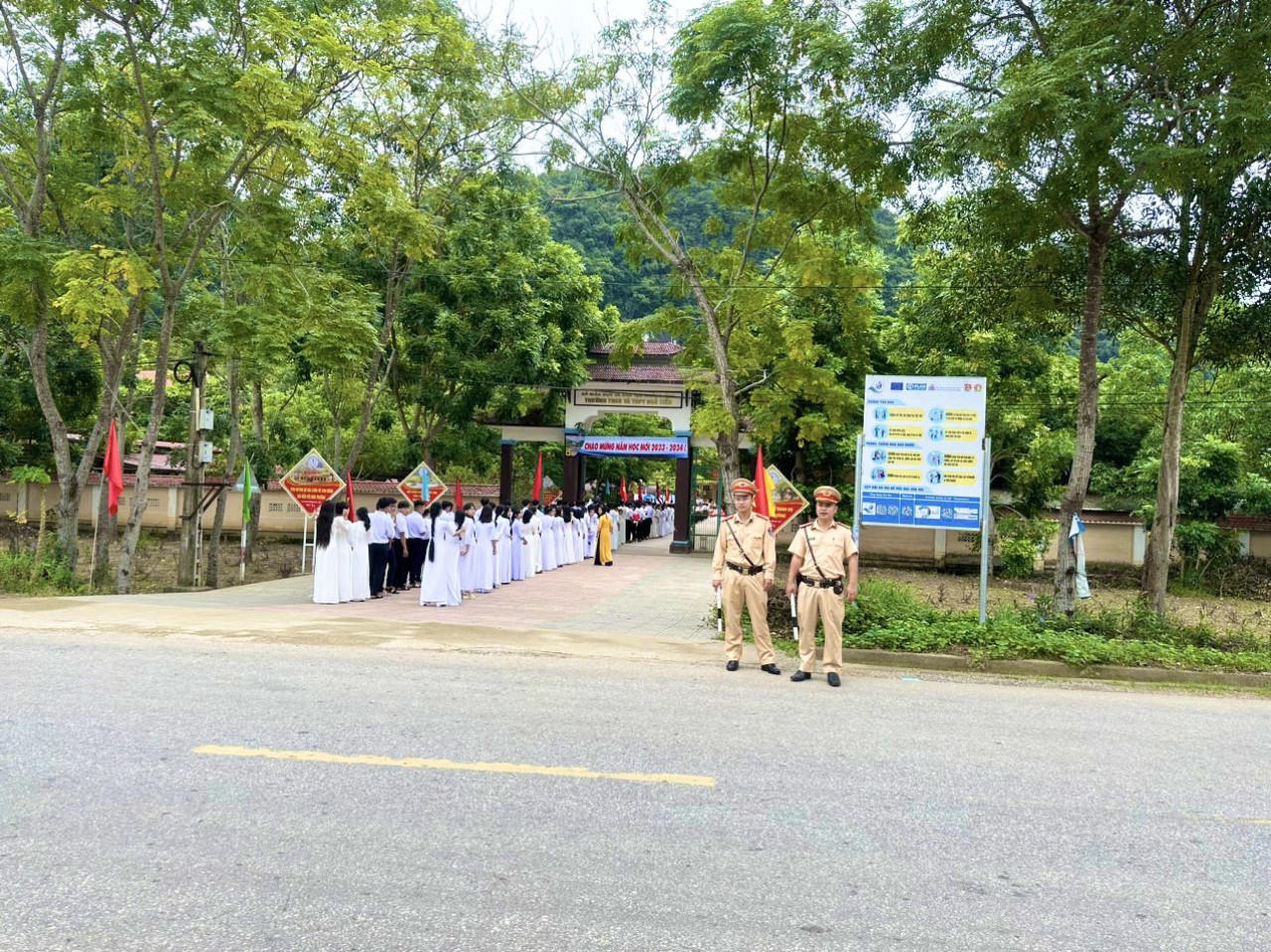 Tưng bừng khai giảng năm học mới trên mọi miền đất nước