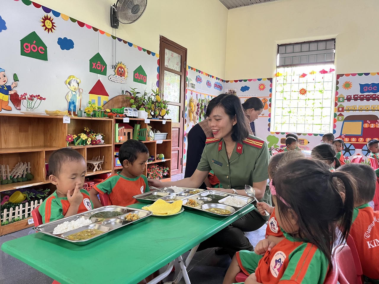 Nhân đôi niềm vui ngày đầu năm học cho trẻ em vùng cao Quảng Bình