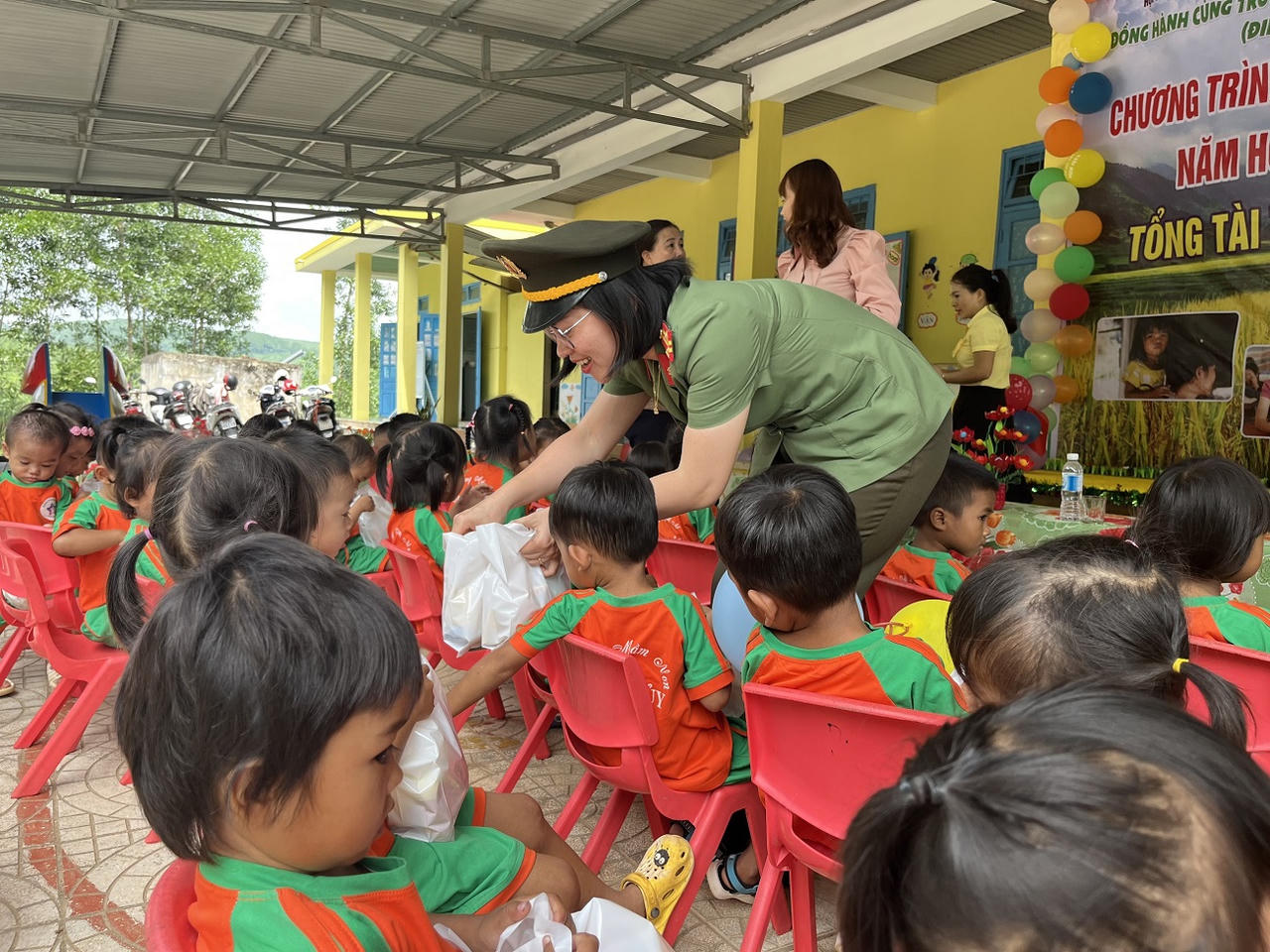 Nhân đôi niềm vui ngày đầu năm học cho trẻ em vùng cao Quảng Bình