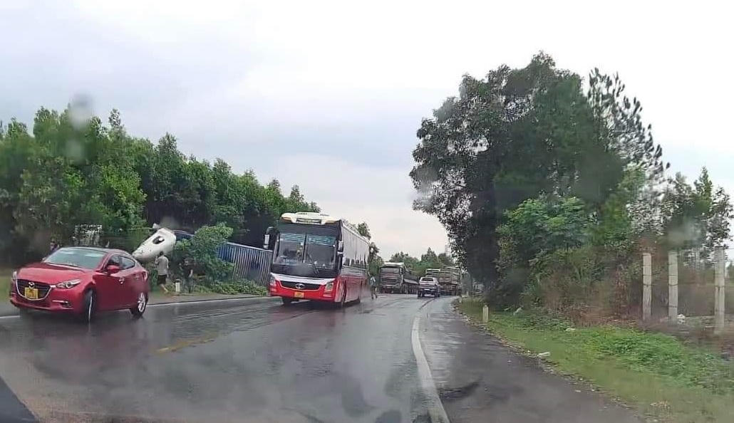 Ô tô đầu kéo va chạm xe khách, 3 người bị thương