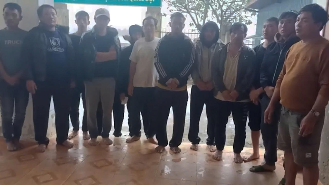 Kịp thời cứu hộ 14 ngư dân bị sóng đánh chìm tàu trên biển