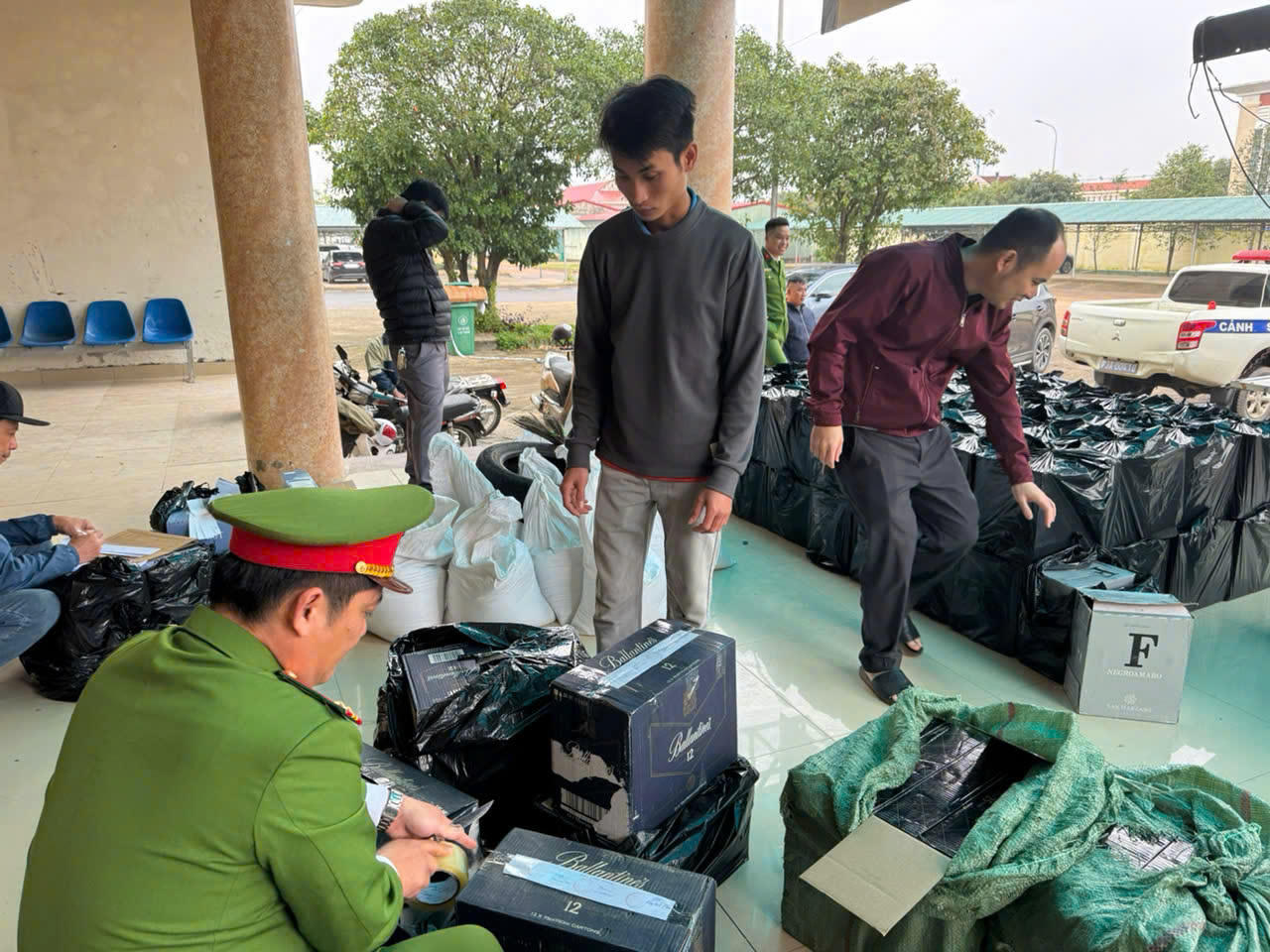 Vận chuyển gần 1.600 chai rượu ngoại từ Quảng Trị ra Hà Nội 