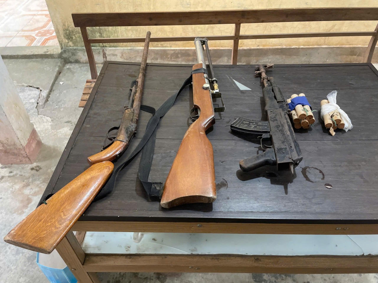 Công an Quảng Bình tiếp nhận nhiều pháo, vũ khí từ người dân