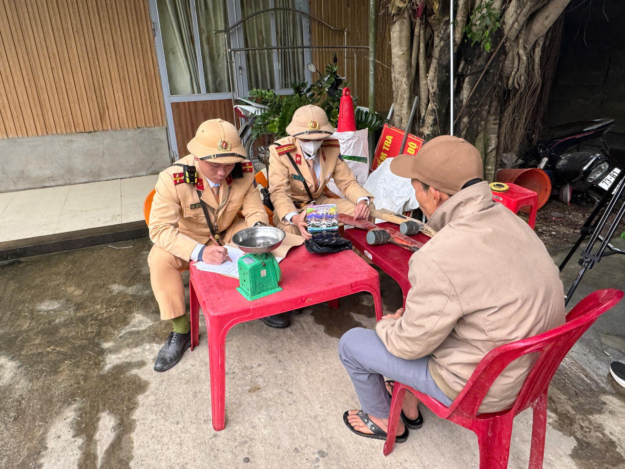 Công an Quảng Bình tiếp nhận nhiều pháo, vũ khí từ người dân