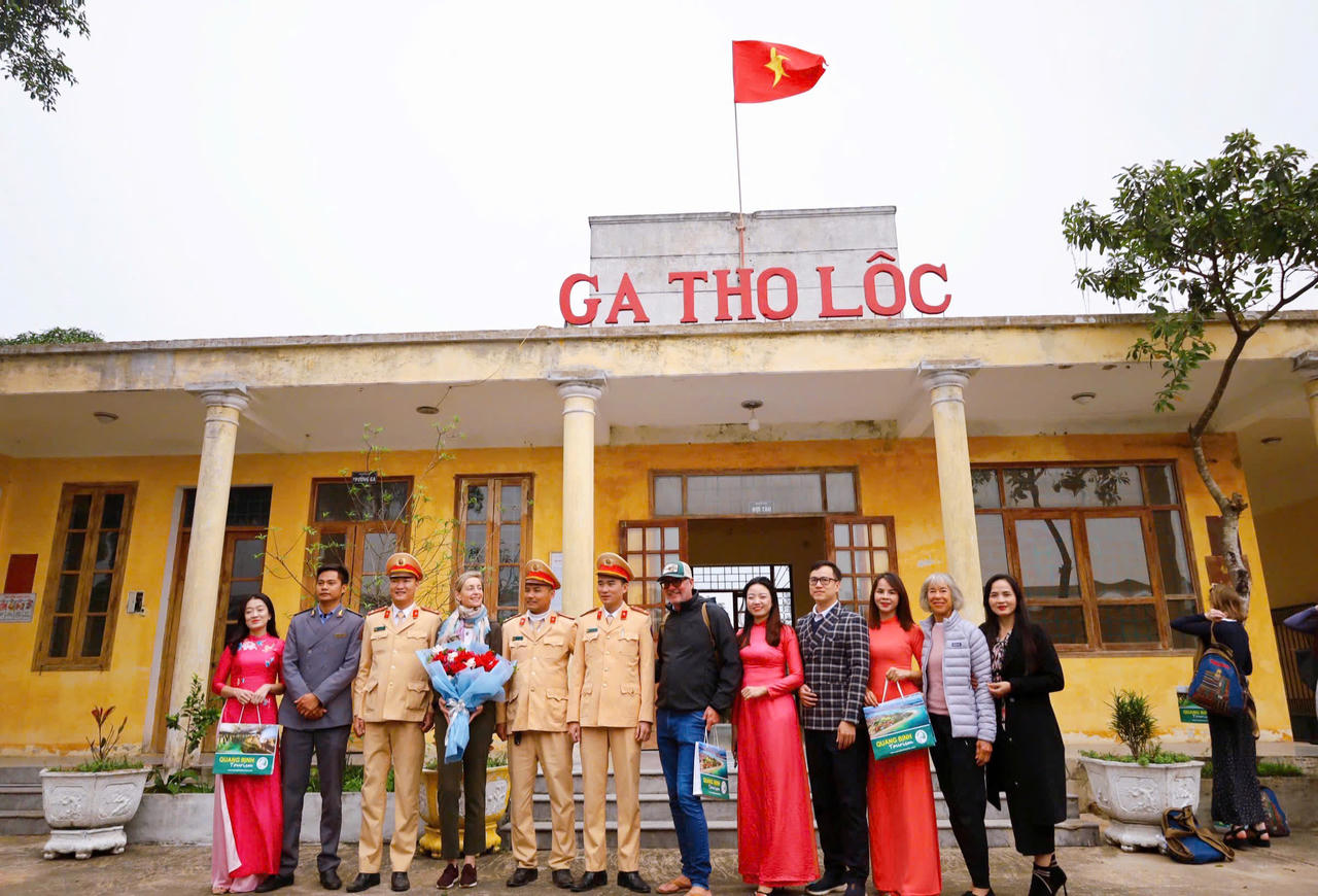 Lần đầu Quảng Bình đón đoàn du khách trên tàu hỏa 'siêu sang'