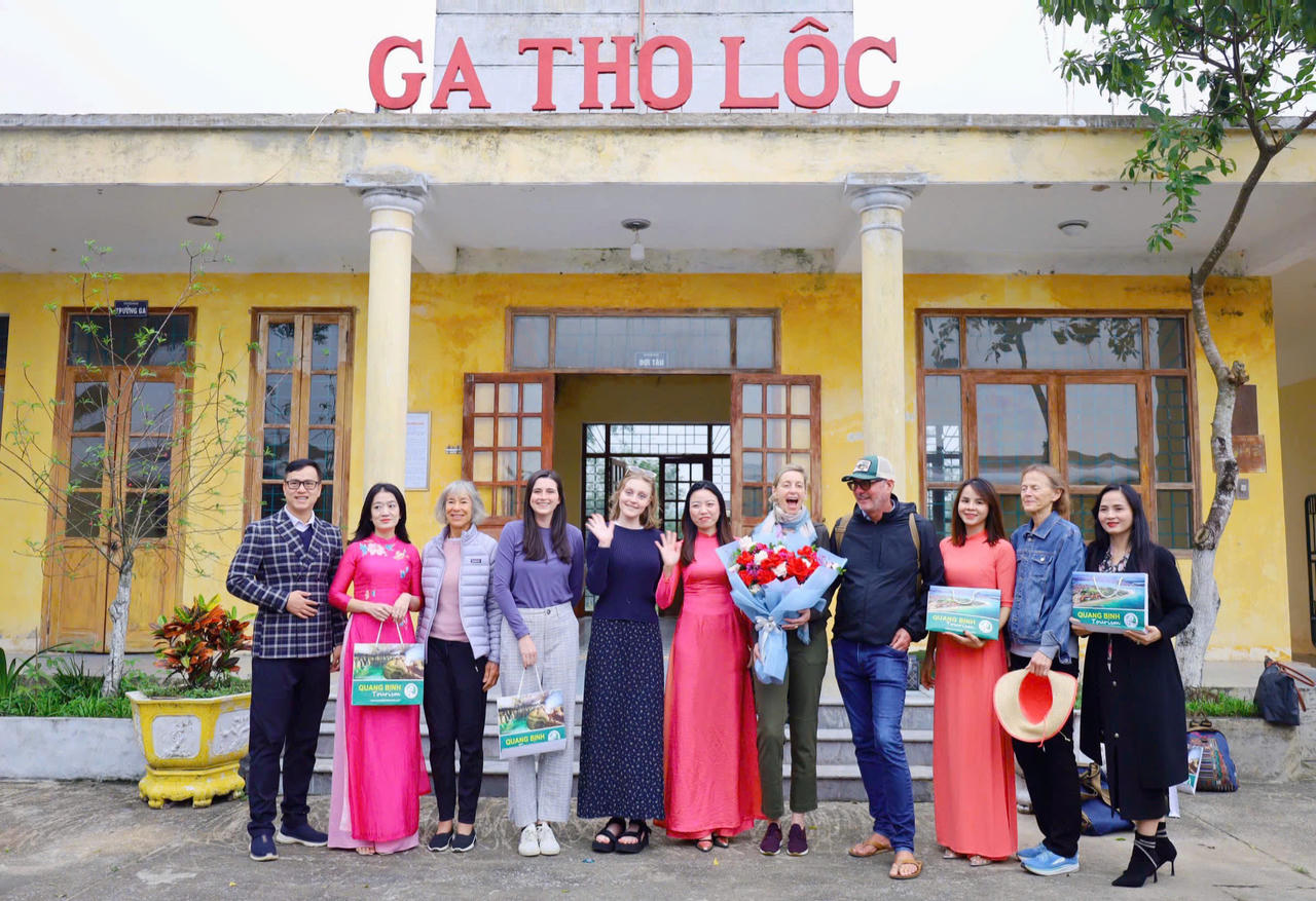 Lần đầu Quảng Bình đón đoàn du khách trên tàu hỏa 'siêu sang'