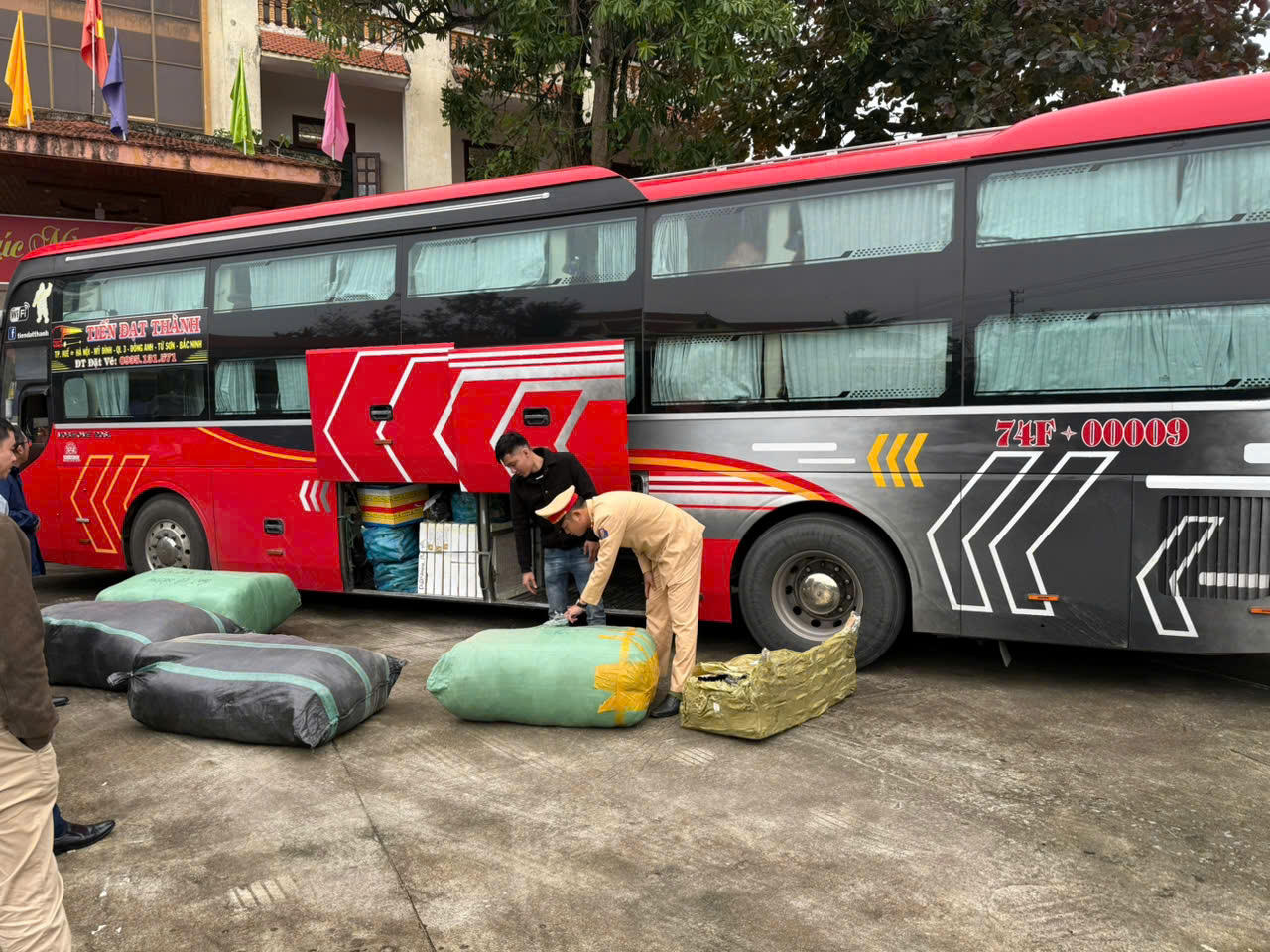 CSGT Công an Quảng Bình liên tiếp phát hiện nhiều hàng hóa không rõ nguồn gốc