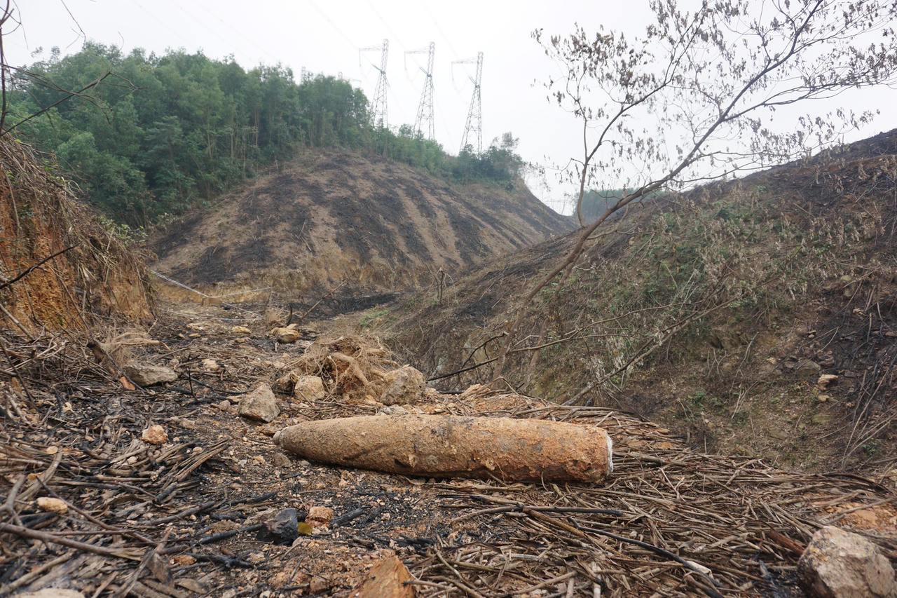 Phát hiện quả bom hơn 220kg khi đào đất trồng keo