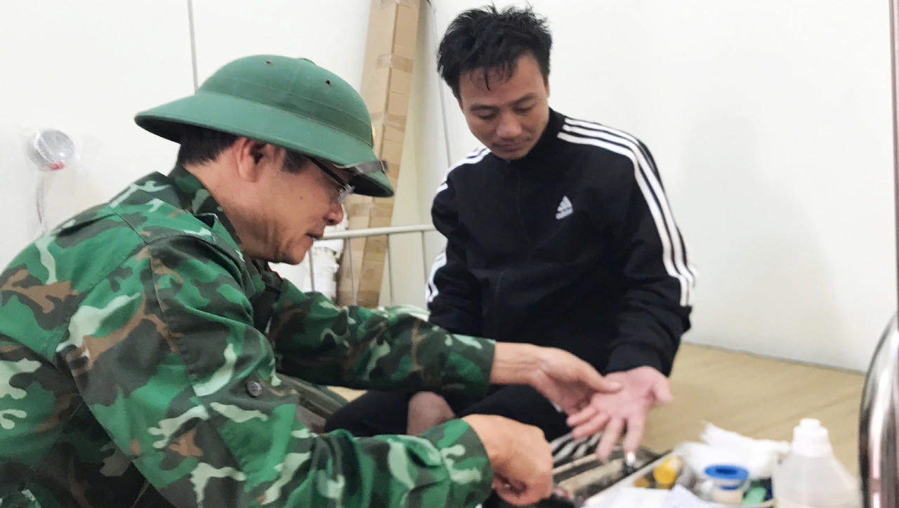 Cứu 6 ngư dân trôi trên biển do tàu bị sóng đánh chìm