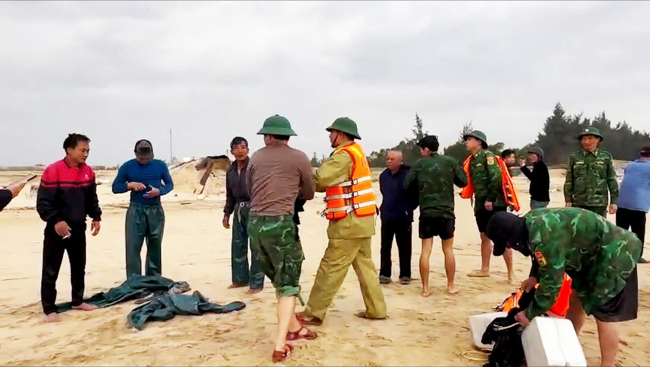 Cứu 6 ngư dân trôi trên biển do tàu bị sóng đánh chìm