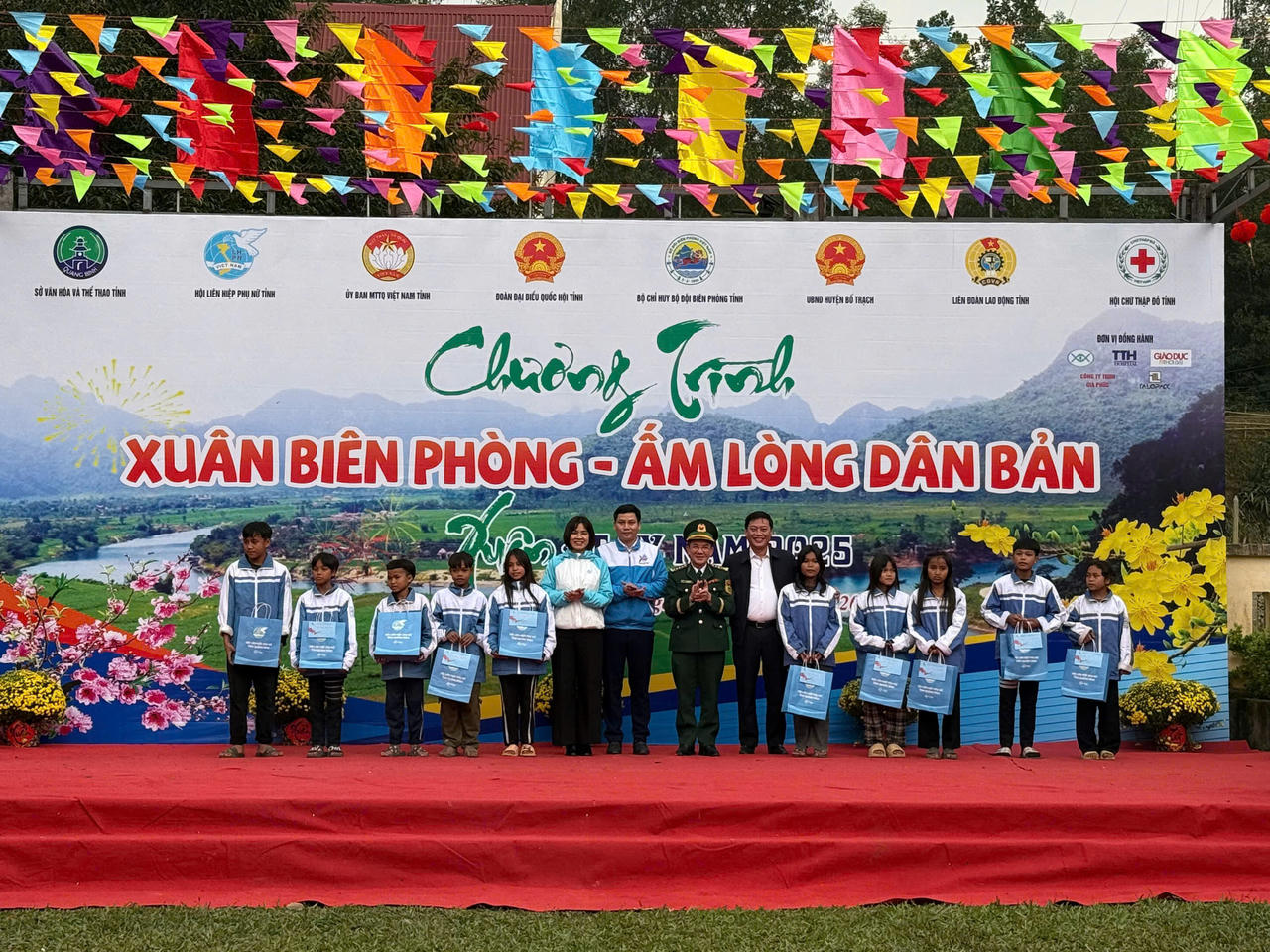 Thắm tình quân dân trên tuyến biên giới Quảng Bình