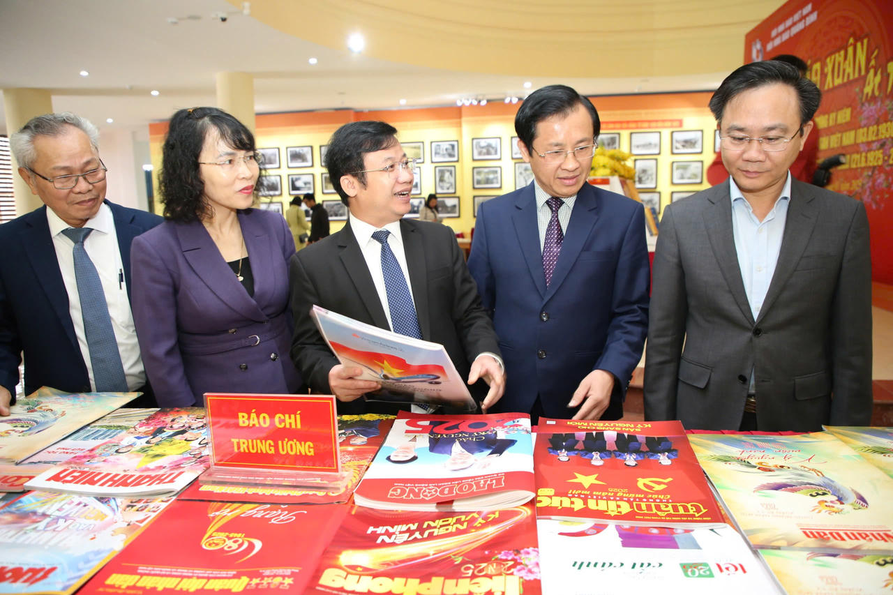 Hơn 300 ấn phẩm và ảnh tư liệu quý trưng bày tại Hội báo Xuân Quảng Bình 2025