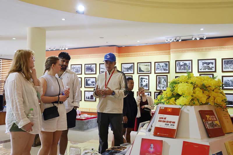 Hơn 300 ấn phẩm và ảnh tư liệu quý trưng bày tại Hội báo Xuân Quảng Bình 2025