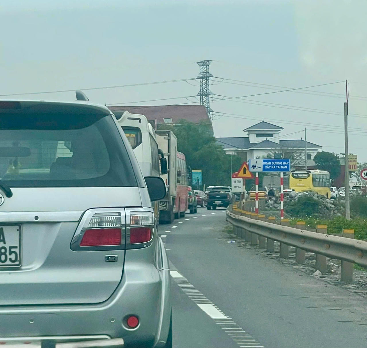 Tái diễn cảnh ‘ùn ứ’ cục bộ tại cầu Gianh Quảng Bình