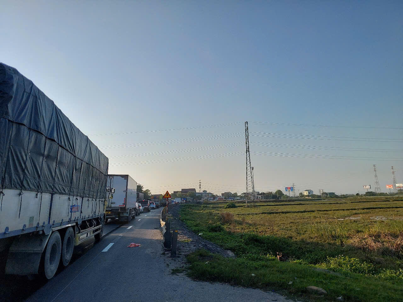 Tái diễn cảnh ‘ùn ứ’ cục bộ tại cầu Gianh Quảng Bình