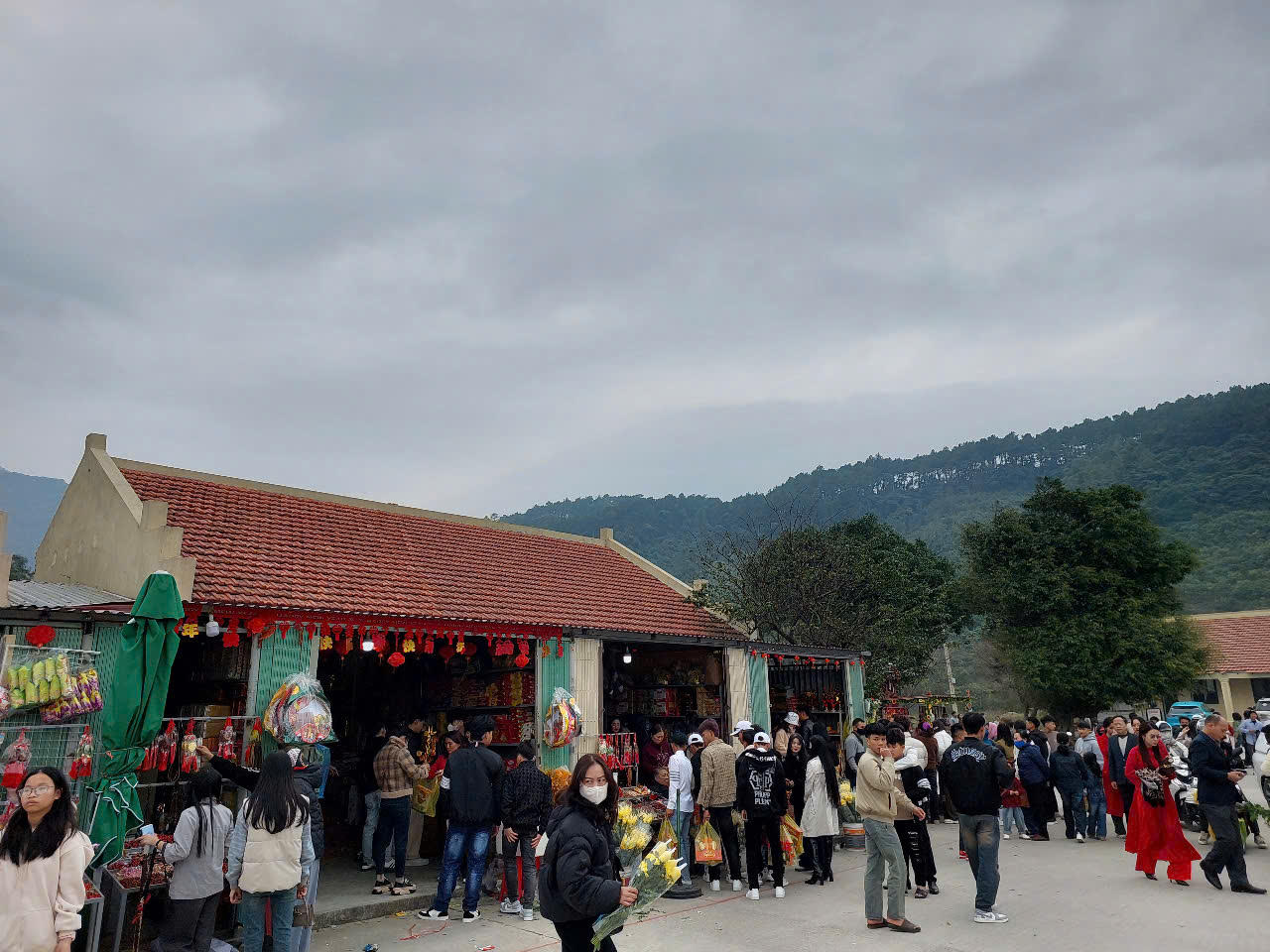 Dòng người đi lễ Đền Thánh mẫu Liễu Hạnh ngày đầu năm mới 2025