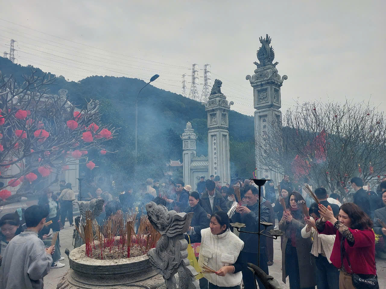 Dòng người đi lễ Đền Thánh mẫu Liễu Hạnh ngày đầu năm mới 2025