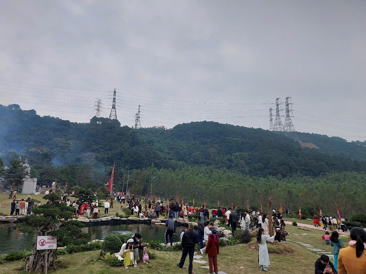 Dòng người đi lễ Đền Thánh mẫu Liễu Hạnh ngày đầu năm mới 2025