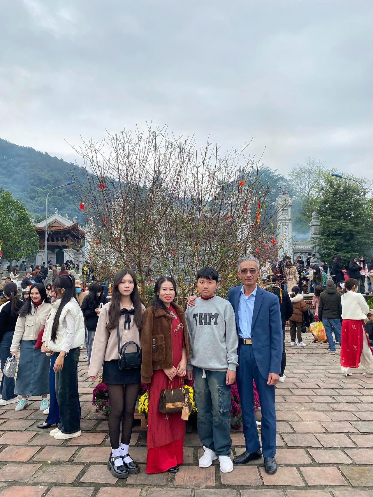 Dòng người đi lễ Đền Thánh mẫu Liễu Hạnh ngày đầu năm mới 2025