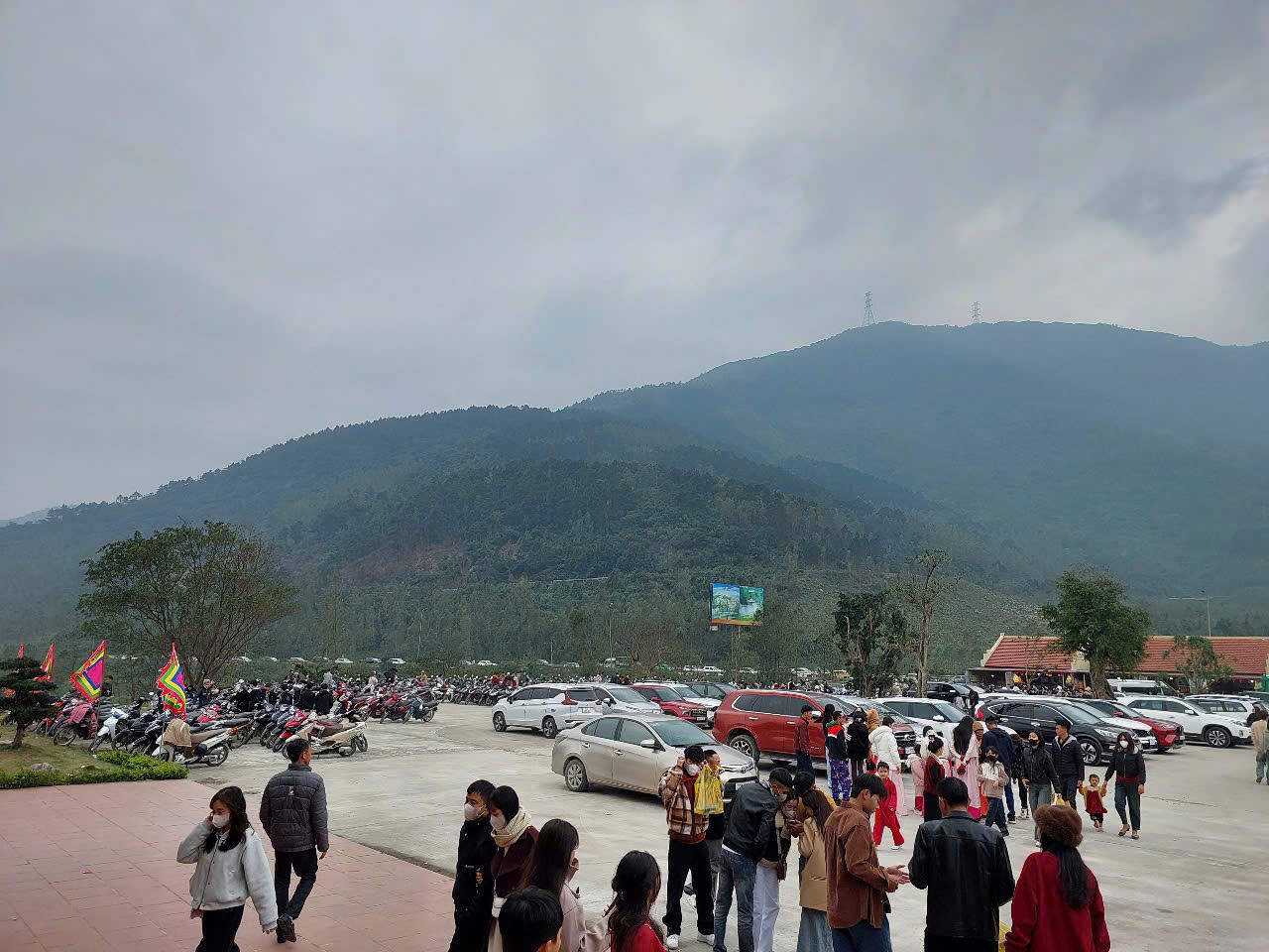 Dòng người đi lễ Đền Thánh mẫu Liễu Hạnh ngày đầu năm mới 2025