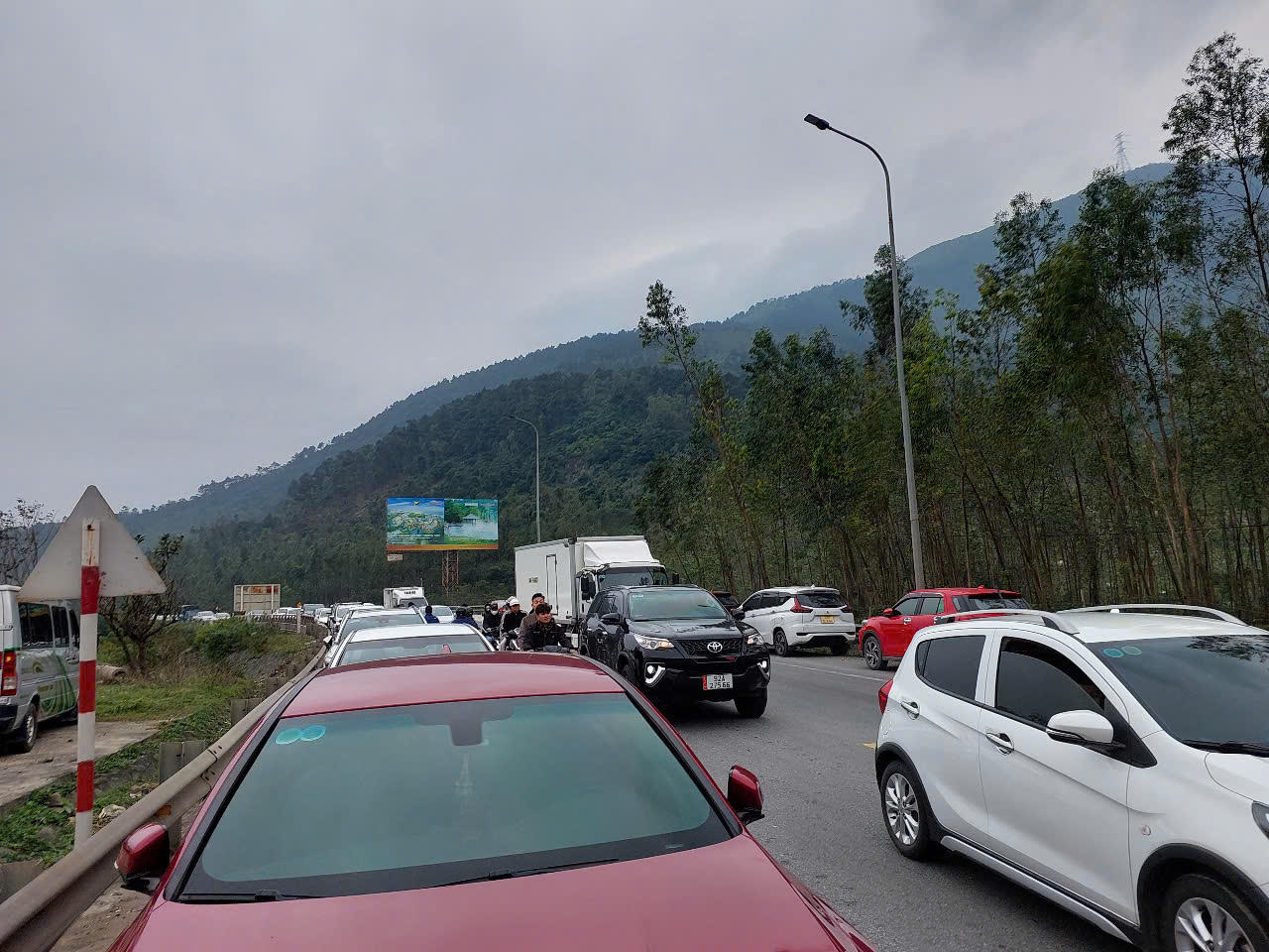 Dòng người đi lễ Đền Thánh mẫu Liễu Hạnh ngày đầu năm mới 2025