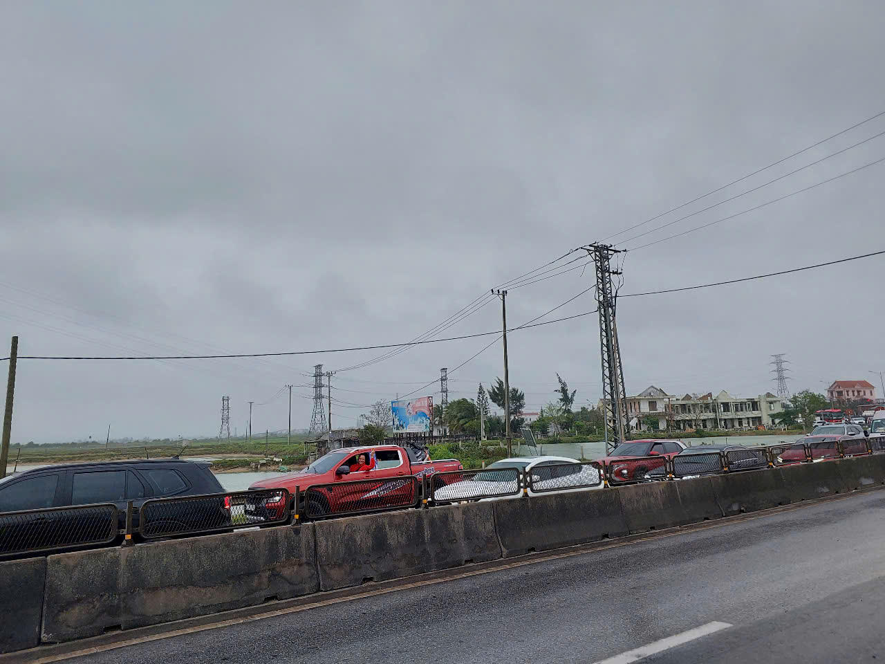 Dòng xe nối đuôi nhau trên Quốc lộ 1A qua Quảng Bình 