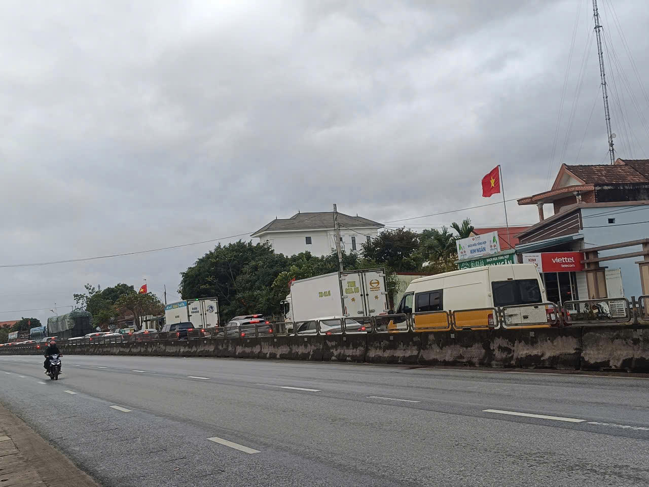 Dòng xe nối đuôi nhau trên Quốc lộ 1A qua Quảng Bình 