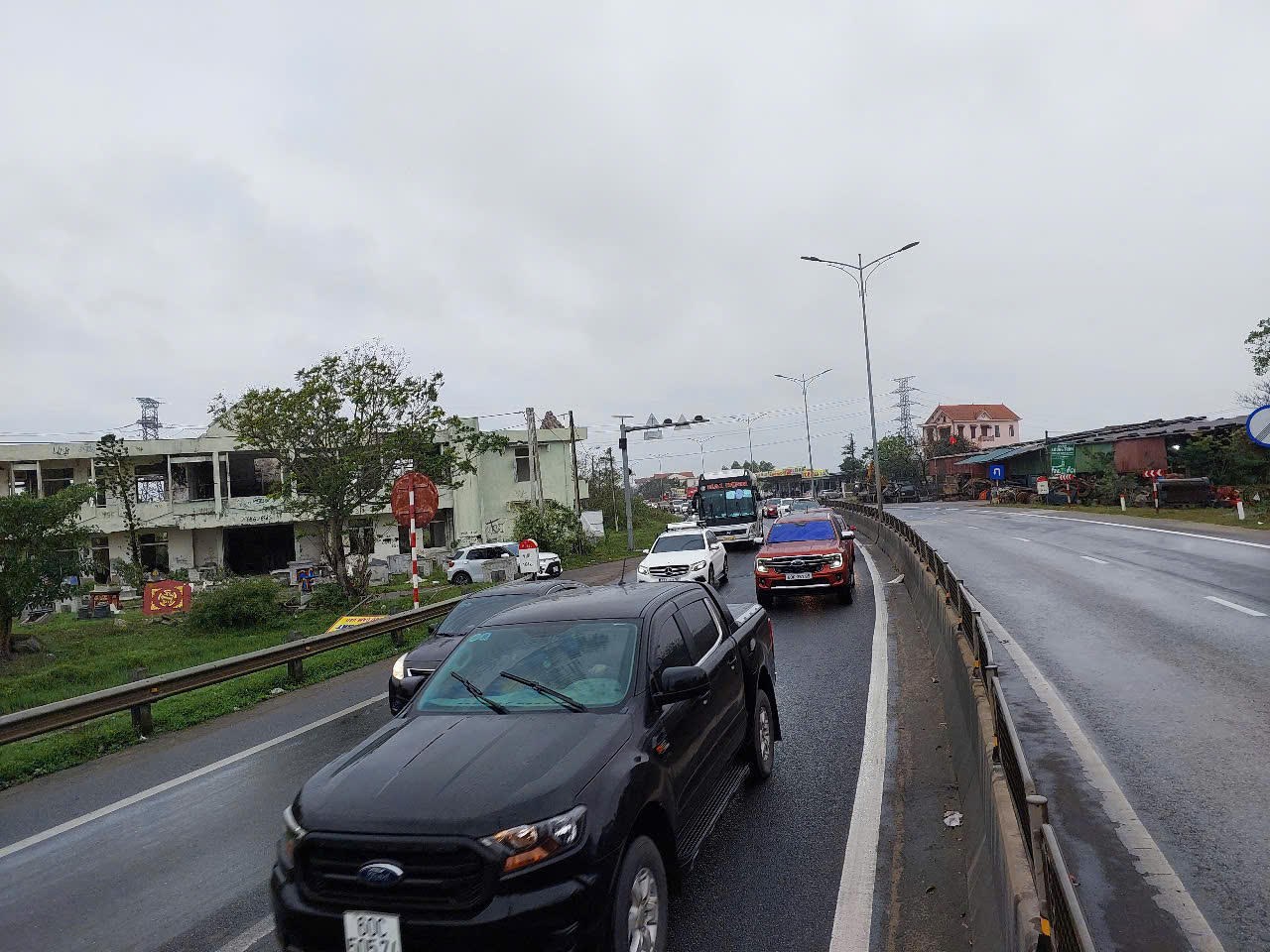 Dòng xe nối đuôi nhau trên Quốc lộ 1A qua Quảng Bình 