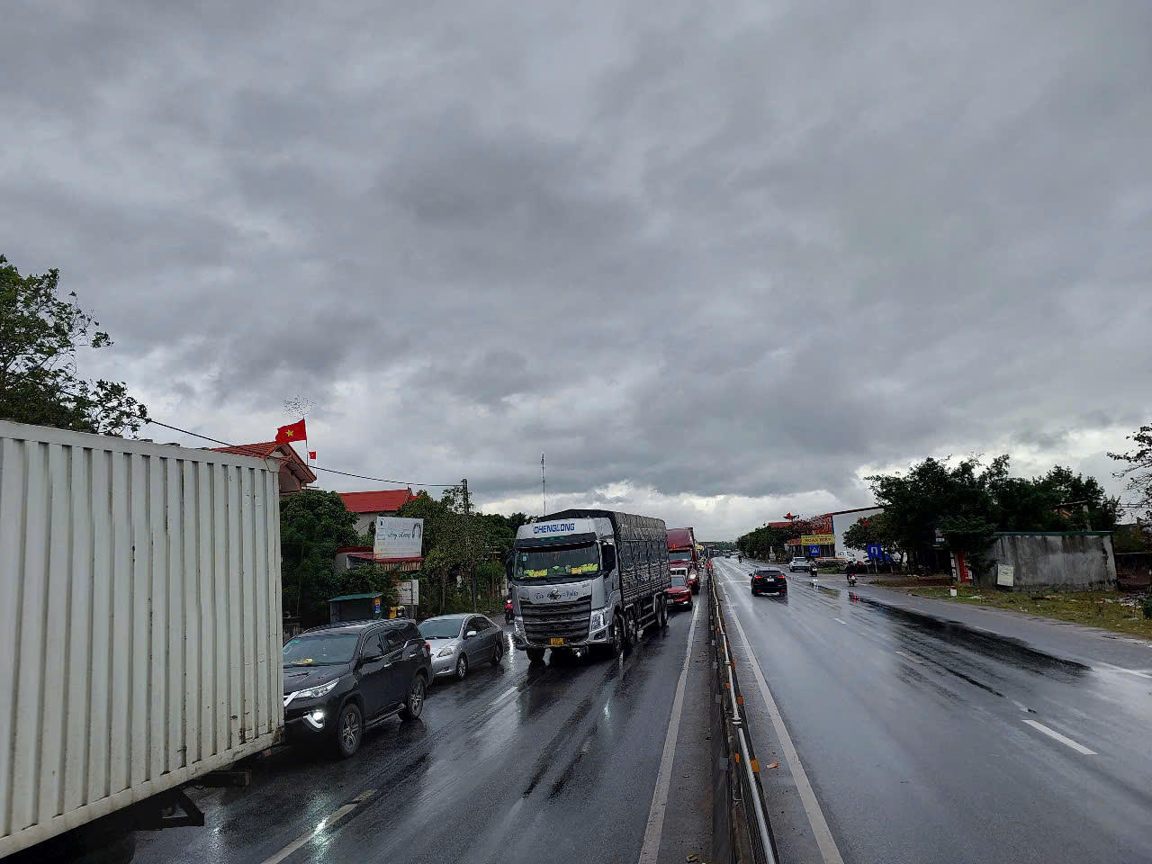 Dòng xe nối đuôi nhau trên Quốc lộ 1A qua Quảng Bình 