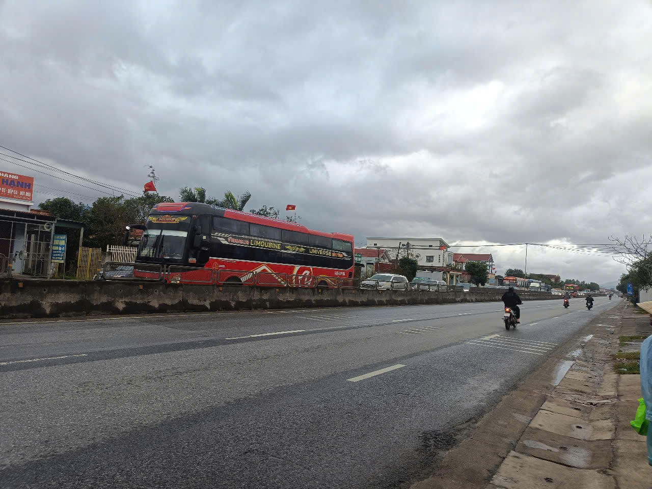 Dòng xe nối đuôi nhau trên Quốc lộ 1A qua Quảng Bình 