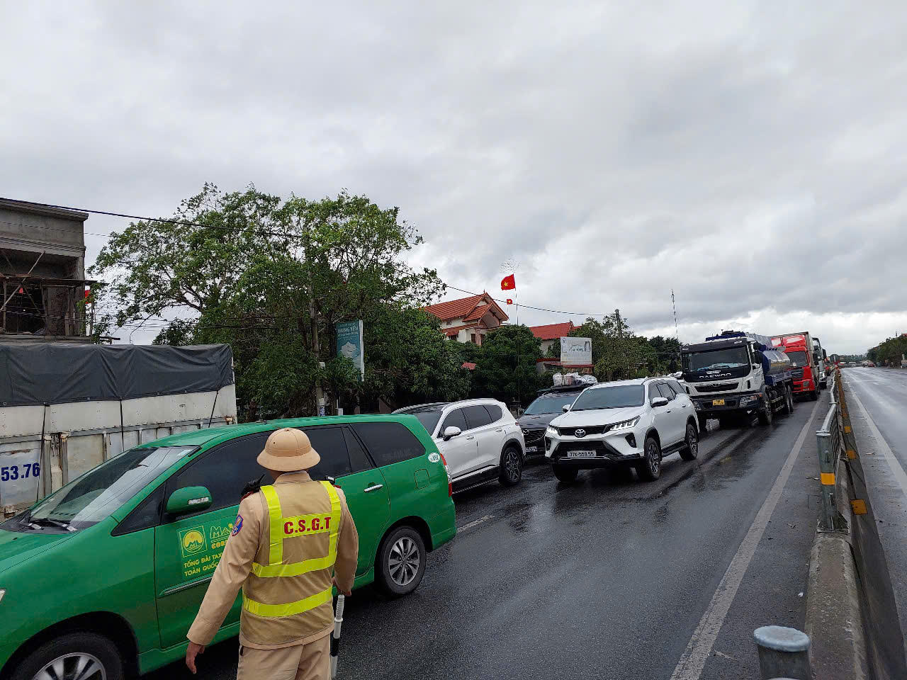 Dòng xe nối đuôi nhau trên Quốc lộ 1A qua Quảng Bình 