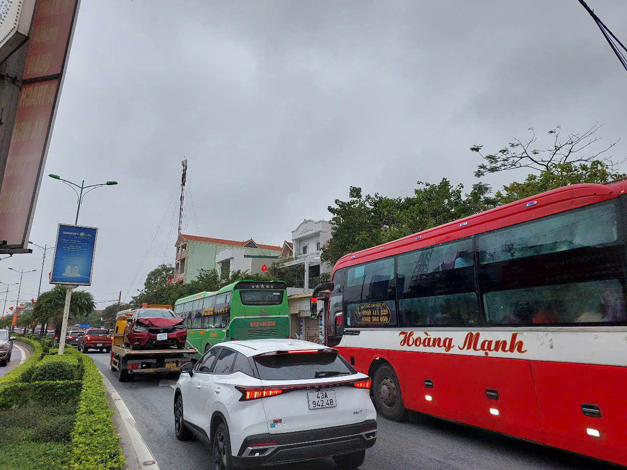 Dòng xe nối đuôi nhau trên Quốc lộ 1A qua Quảng Bình 