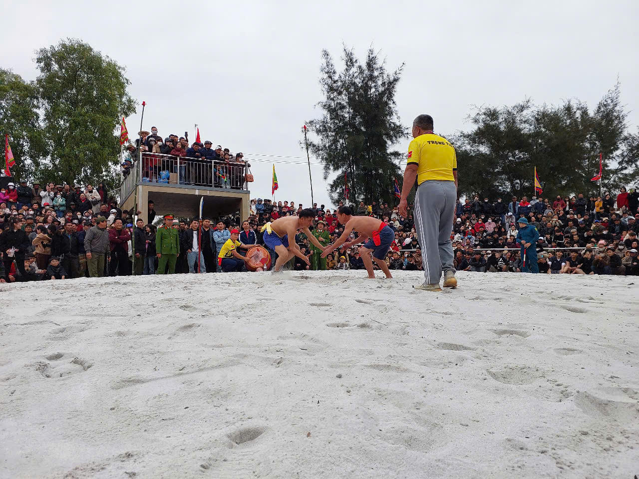 Độc đáo lễ hội cướp cù bên bờ sông Gianh