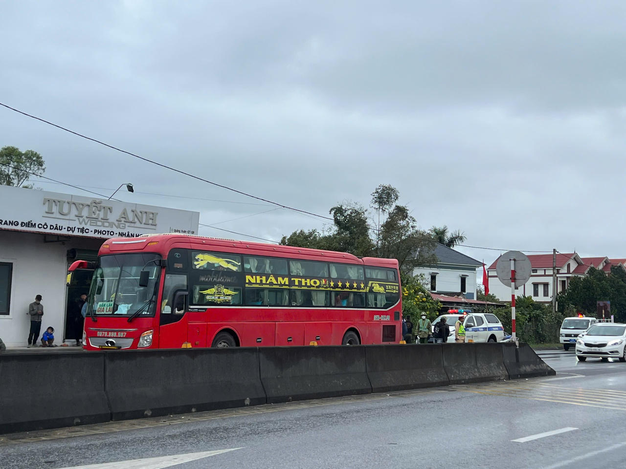 Va chạm với xe khách, người đàn ông tử vong trên quốc lộ 1