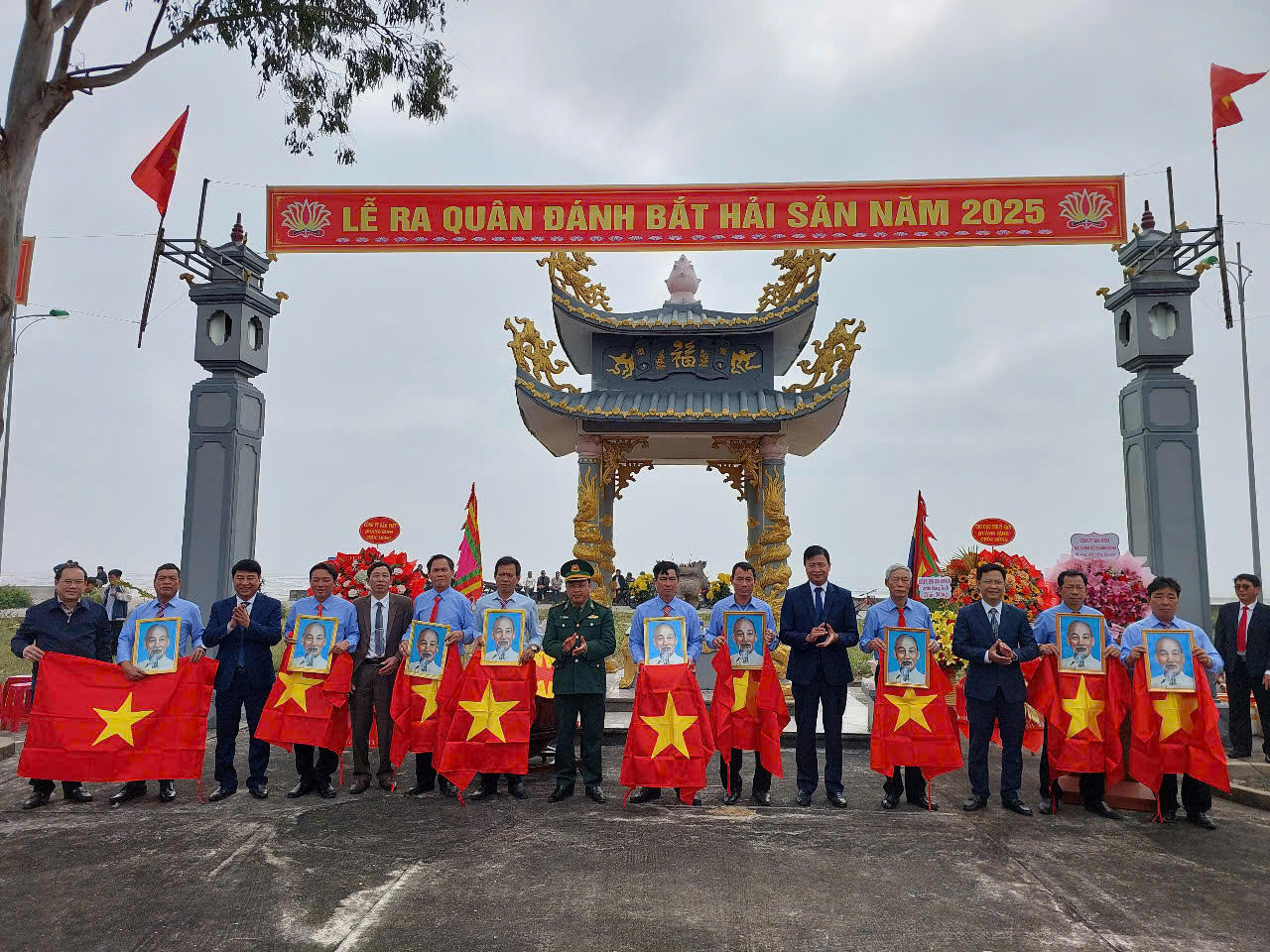 Về làng biển gần 400 năm tuổi xem lễ hội Cầu ngư 