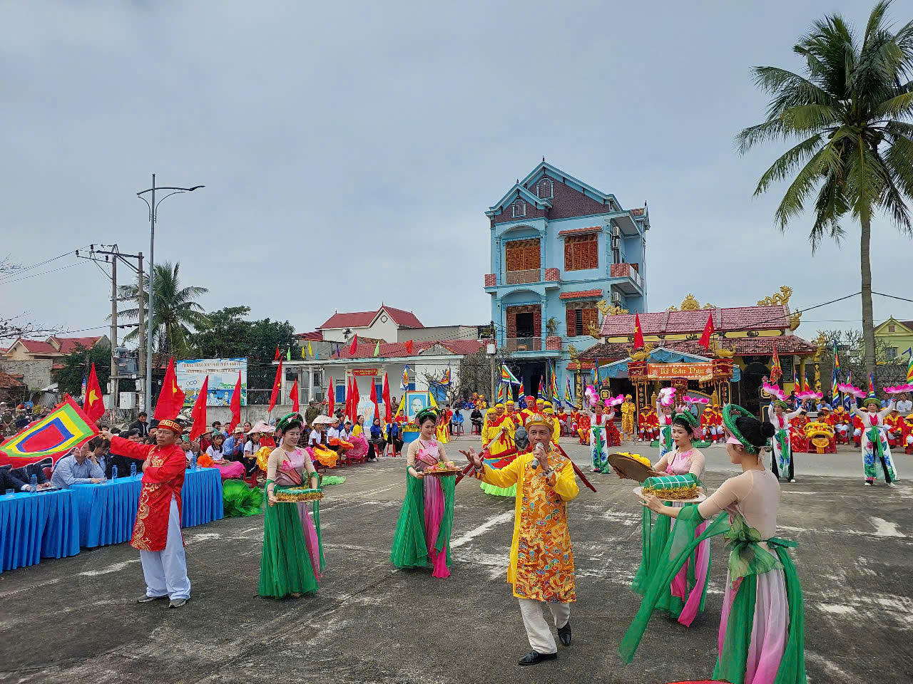 Về làng biển gần 400 năm tuổi xem lễ hội Cầu ngư 
