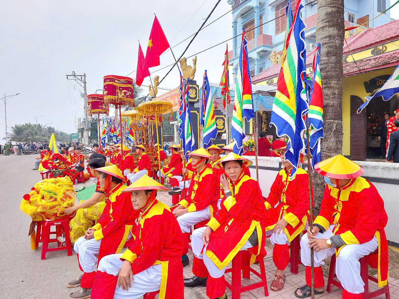 Về làng biển gần 400 năm tuổi xem lễ hội Cầu ngư 