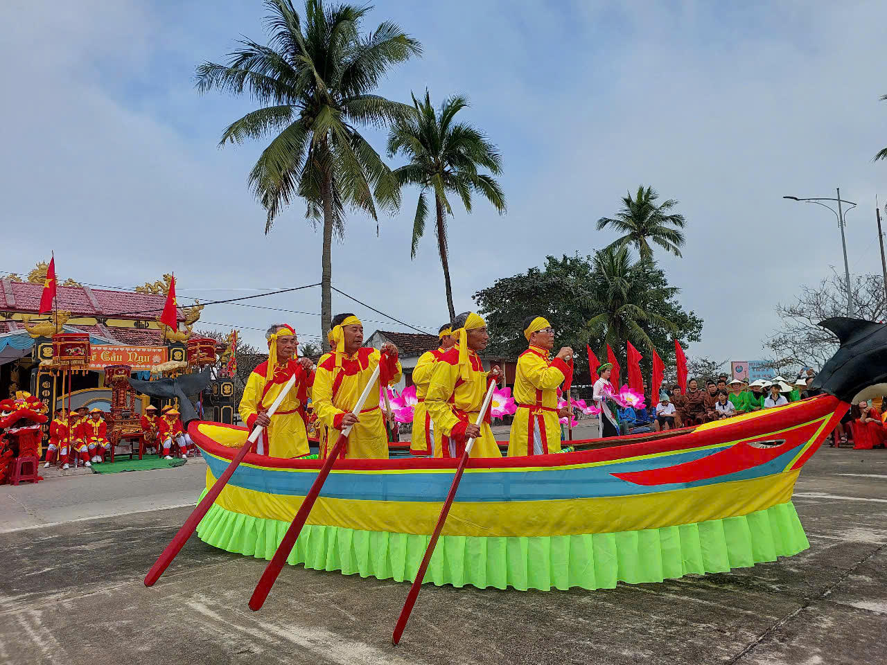 Về làng biển gần 400 năm tuổi xem lễ hội Cầu ngư 