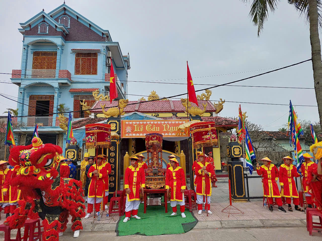 Về làng biển gần 400 năm tuổi xem lễ hội Cầu ngư 